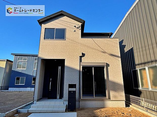 【現地外観写真】【４号棟】流行に左右されず、将来にわたって価値が継続する「上質」な佇まい。おしゃれな雰囲気や自然の潤い、親しみやすさといった暮らしを豊かにしてくれる住空間です。