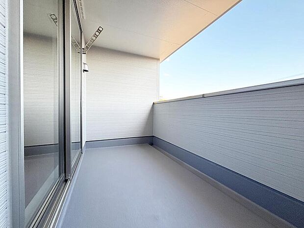 【バルコニー】雨の日も洗濯物が濡れる心配のないインナーバルコニー仕様♪お洗濯だけでなく、ちょっとしたリラックスできる空間になりそうです☆