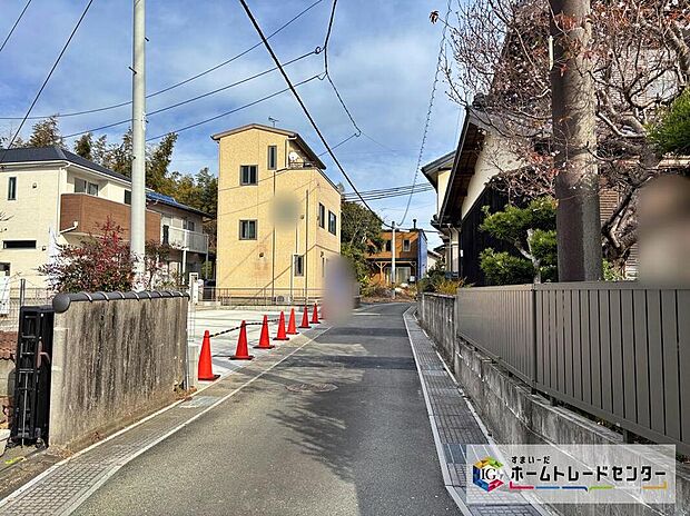 【前面道路含む現地写真】前面道路は閑静な住宅地をはしる車通りの少ない道路。お車の出し入れが苦手な方や小さなお子様にも安心ですね。しっかり舗装もされているので、ベビーカーや自転車で通っても快適に通行できます。
