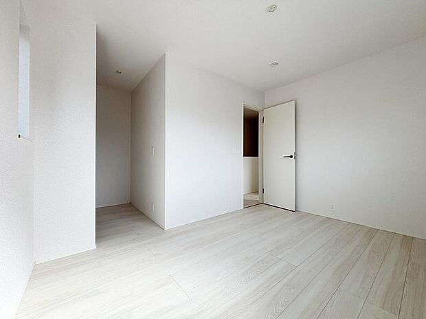 【リビング以外の居室】【１号棟】充分な広さと収納機能を備えた部屋はお子様の自発性と成長を促します。お子様の成長を支える、勉強や好きなことに没頭する学びの空間にどうぞ。