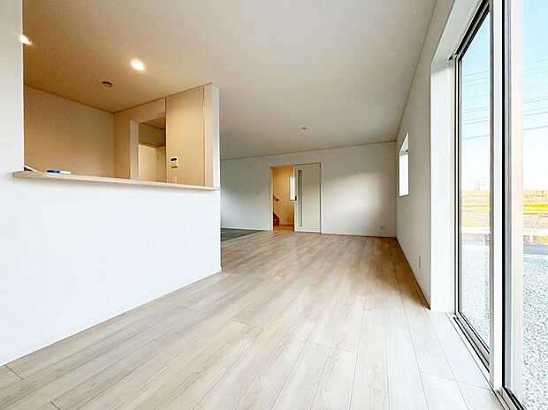 【リビング】【１号棟】心地よい明るい雰囲気のリビング♪採光は良好です！　　
家族団らんの時間も増えそうなくつろぎの場所になりそうです♪