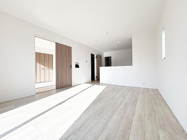 【リビング】【３号棟】
大切なご家族が集まるからこそＬＤＫはこだわりたい！休日はおひさまの光をたっぷりと取りこめるリビングでゆったりと過ごしませんか？子供たちが元気に笑いながら走り回っても十分な広さの空間です。