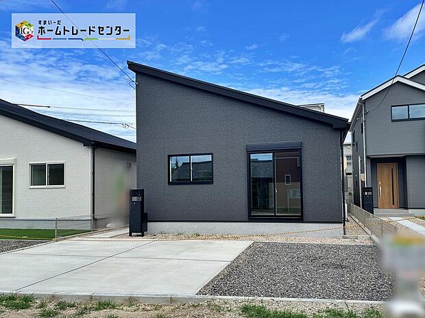 【現地外観写真】【４号棟】
平日・お仕事帰りなど、いつでもご案内させていただきます！デザイン・目に見える設備面も大切ですが、耐震構造で地震に強い家の為、次代へ繋ぐ強固な住宅です。