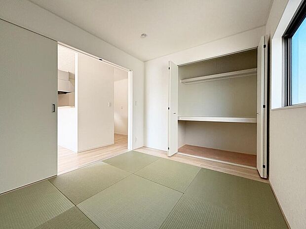 【リビング以外の居室】【３号棟】LDKと隣接した和室。
リビングから目が届く場所なので、お子様の遊び部屋・お昼寝スペースとして使うのもオススメです♪