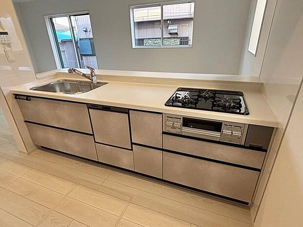 【キッチン】収納力豊富なシステムキッチン。大型スライド収納付きで、すっきり片付けやすいキッチンです。
床下収納もついてたっぷり収納できます♪