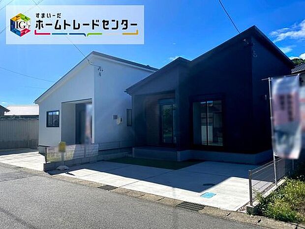 【前面道路含む現地写真】並列２台駐車ができるカースペースを確保しました！　　　
来客時も安心です♪
セカンドカー用にもお使い頂けます。