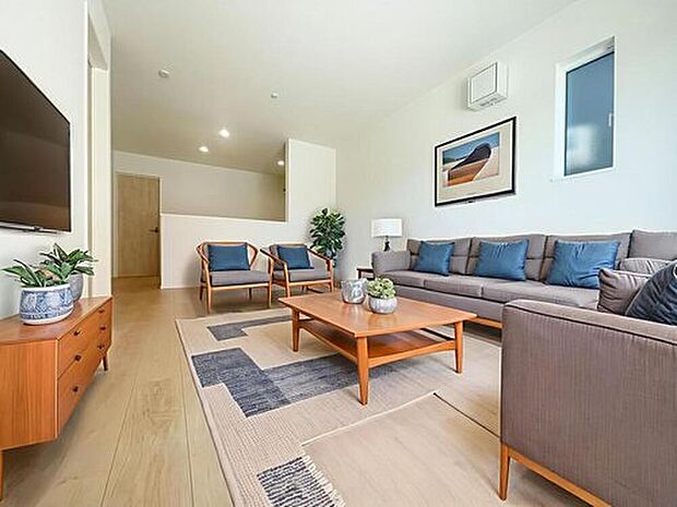 【リビング】広々とした明るいリビング♪
対面式のオープンキッチンは、家事をしながら家族の様子が一目でわかる安心＆便利設備です♪
※家具をCGで加工しています。家具付き販売ではございません。