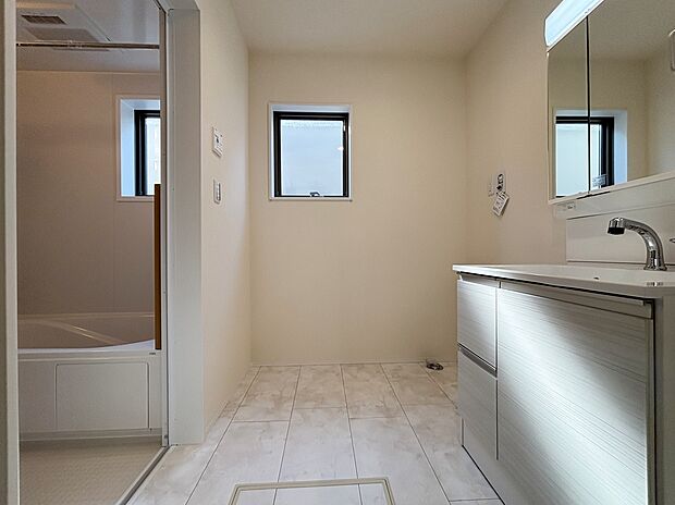 【洗面室】【２号棟】暮らしを快適にする三面鏡仕様の洗面化粧台。
収納力と機能性に優れた使いやすい設備で、忙しい朝の身支度もスムーズに♪