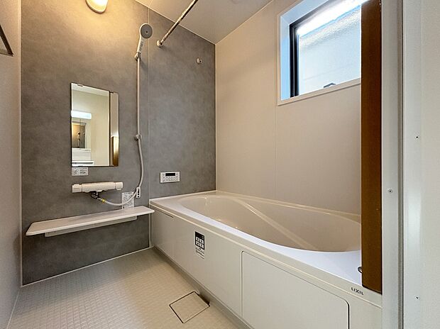 【浴室】【２号棟】アクセントパネルで落ち着きのある雰囲気を演出したバスルーム♪毎日の疲れを癒やすバスタイムをお楽しみ下さい！浴室換気乾燥暖房機付きで、ジメジメした季節や雨の日には、浴室内干しも可能！