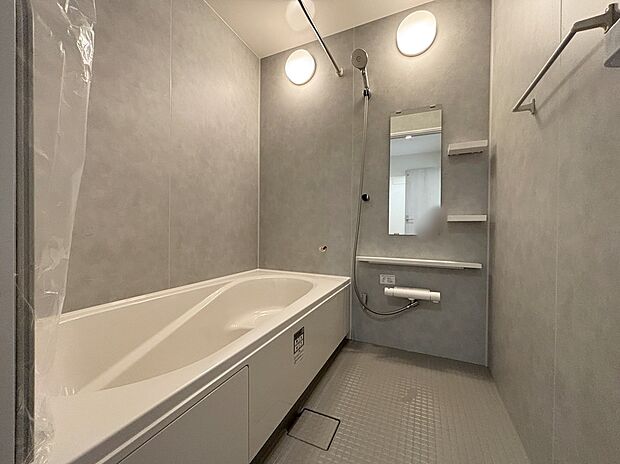 【浴室】【１号棟】１坪以上広さを設けた浴室で、ゆったりバスタイム♪
お子様と一緒に入るにも充分な広さです。
一日の疲れを癒せます♪