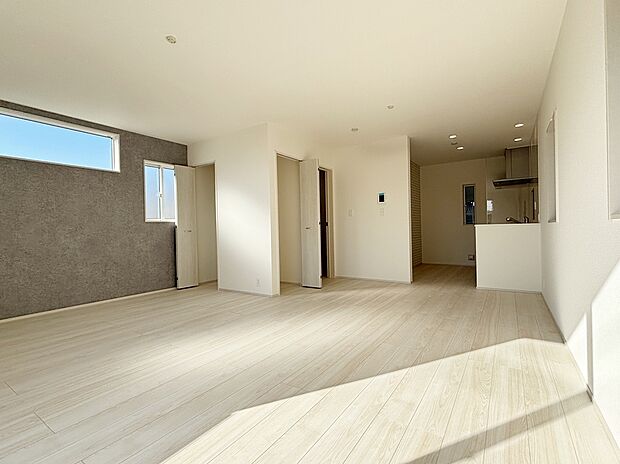 【リビング】【１号棟】心地よい明るい雰囲気のリビング♪採光は良好です！　　
家族団らんの時間も増えそうなくつろぎの場所になりそうです♪