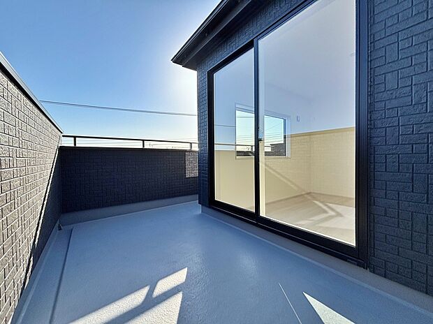 【バルコニー】【１号棟】バルコニーが複数あり、用途を分けて使用できます◎ガーデニングやお子様の水遊びにも♪