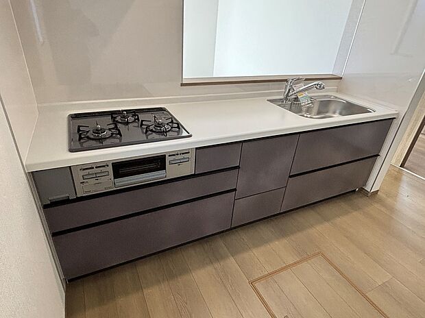 【キッチン】【J棟】キッチンワークしながら大切な家族との会話を楽しめる、家族のコミュニケーションが生まれる対面式のオープンキッチンです♪