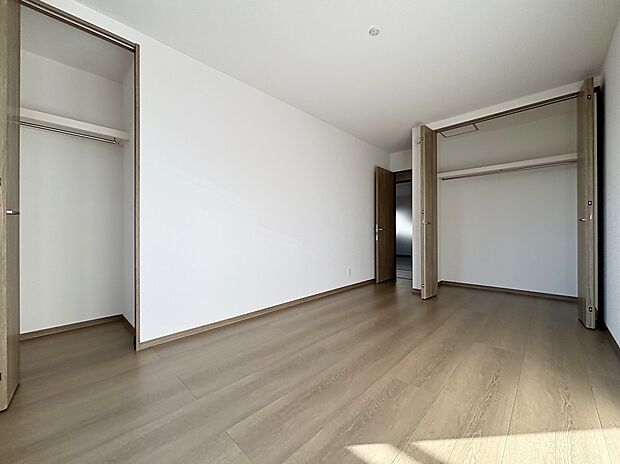 【リビング以外の居室】【J棟】各居室に収納を設けました！
お洋服をたくさんお持ちの方でもたっぷり収納でき、お部屋を最大限広くご活用いただけます♪