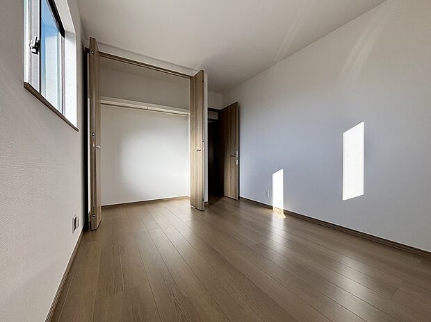 【リビング以外の居室】【J棟】充分な広さと収納機能を備えた部屋はお子様の自発性と成長を促します。お子様の成長を支える、勉強や好きなことに没頭する学びの空間にどうぞ。