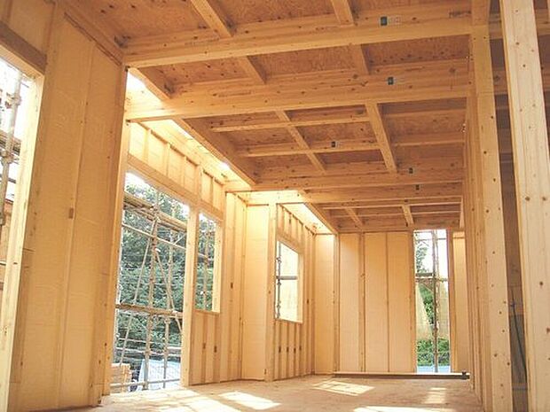 【□ホルムアルデヒド対策】特定建材は日本工業規格(JIS)、日本農林規格(JAS)のF☆☆☆☆の等級区分として、当社の標準仕様は、ホルムアルデヒドの発散量を少なく抑えた建材を採用しています。これにより、シックハウス症候群対策に対応しています。