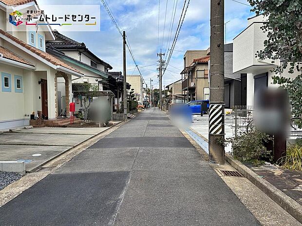 【前面道路含む現地写真】前面道路は閑静な住宅地をはしる車通りの少ない道路。お車の出し入れが苦手な方や小さなお子様にも安心ですね。しっかり舗装もされているので、ベビーカーや自転車で通っても快適に通行できます。