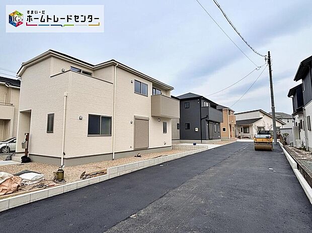 【現地外観写真】一戸建ての大きなメリットは、「自分の土地」を自由に使えること。好きなペットが飼えるほか、ガーデニングやDIY、車やバイクの手入れなど様々な趣味を楽しめます♪