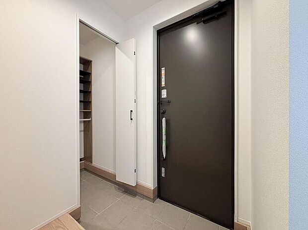 【玄関】住まう人も来客も入った時にワクワクさせてくれるオシャレな玄関♪
収納もたっぷりあるので、靴がたくさんあっても安心!
気持ちの良い朝は、毎日ここからスタートしていきます♪