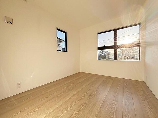 【リビング以外の居室】2面採光を施した為、晴れの日の日中はいつも明るい室内に。
窓を開放すれば気持ちの良い風が入り込んできます。