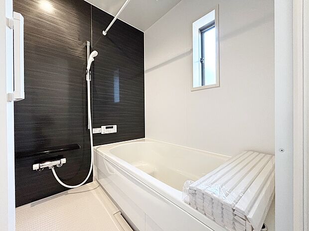 【浴室】【7号棟】アクセントパネルで落ち着きのある雰囲気を演出したバスルーム♪毎日の疲れを癒やすバスタイムをお楽しみ下さい!浴室換気乾燥暖房機付きで、ジメジメした季節や雨の日には、浴室内干しも可能!