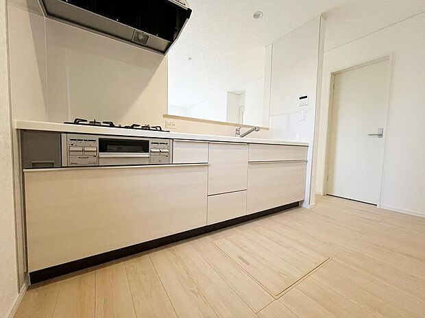 【キッチン】収納力豊富なシステムキッチン。大型スライド収納付きで、すっきり片付けやすいキッチンです。
床下収納もついてたっぷり収納できます♪