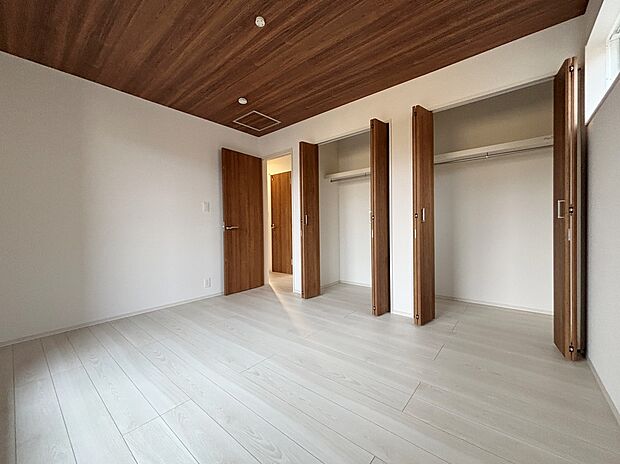 【リビング以外の居室】【１号棟】広々とした居住空間は日々の暮らしを彩り、心のやすらぎと満足感を与えてくれます。通風と採光を考慮した設計は子供たちはのびのび育ち、家族のくつろぎと団らんを生み出します。