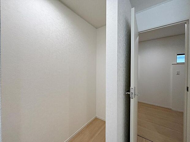 【収納】【1号棟】パントリー(食糧庫)がございます♪
食品だけでなく、普段は使わない食器や調理器具なども収納可能です♪