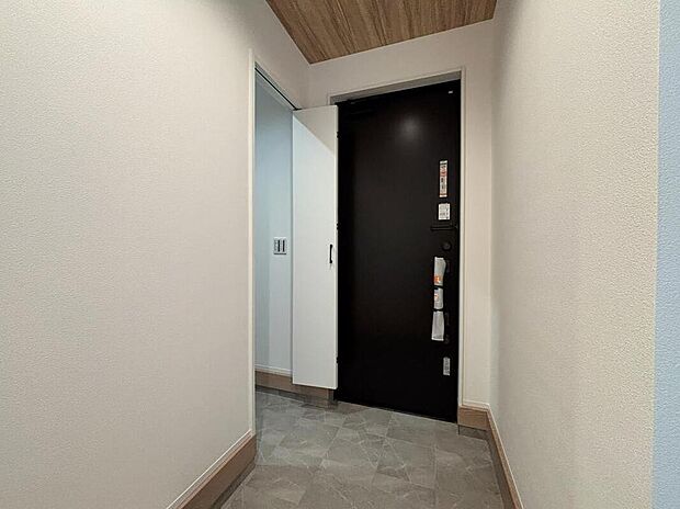 【玄関】住まう人も来客も入った時にワクワクさせてくれるオシャレな玄関♪
シューズクロークがあるので、靴がたくさんあっても安心!
気持ちの良い朝は、毎日ここからスタートしていきます♪