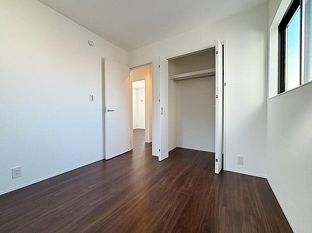 【リビング以外の居室】【1号棟】各居室に収納を設けました!
お洋服をたくさんお持ちの方でもたっぷり収納でき、お部屋を最大限広くご活用いただけます♪