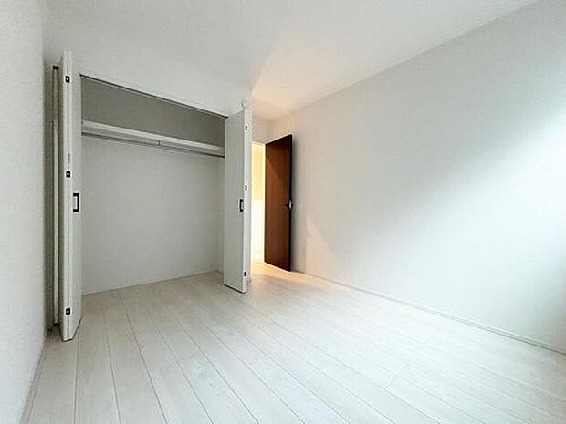 【リビング以外の居室】【６号棟】各居室に収納を設けました！お洋服をたくさんお持ちの方でもたっぷり収納でき、お部屋を最大限広くご活用いただけます♪