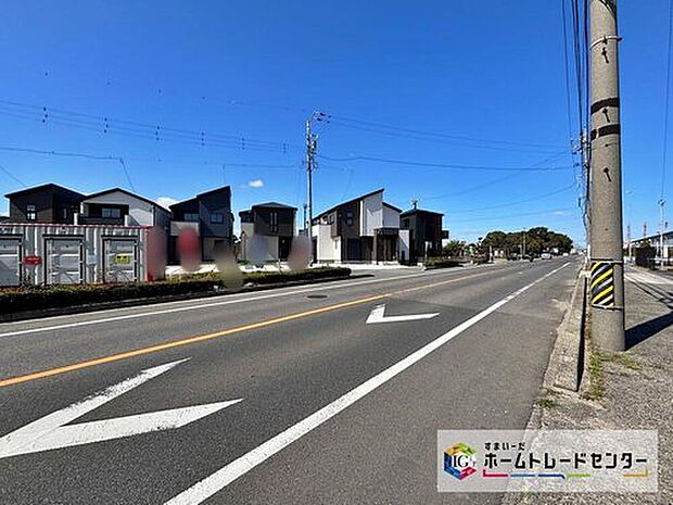 【前面道路含む現地写真】前面道路の幅員は4～15ｍ。見通しが良く駐車もゆとりをもって行えます♪