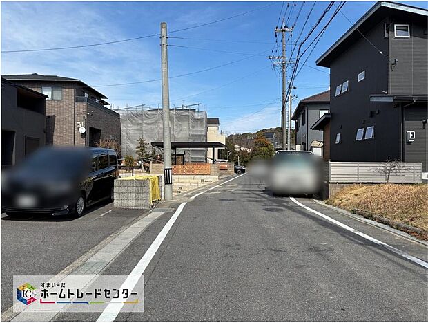 【現地外観写真】前面道路は交通量の少ない道路です。ゆとりがあり、駐車時もゆっくりと落ち着いて行える立地環境になっています♪
