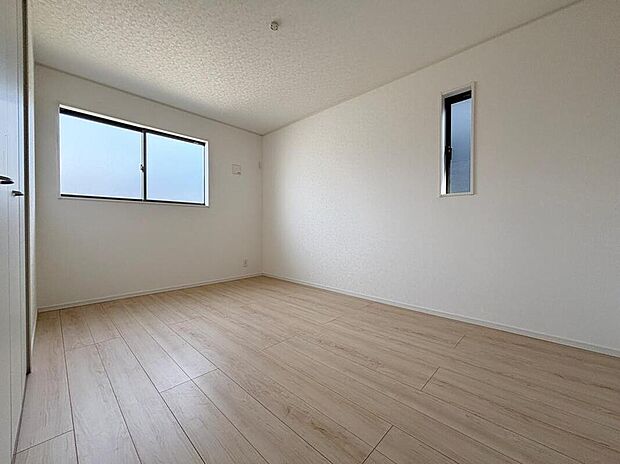 【リビング以外の居室】広々とした居住空間は日々の暮らしを彩り、心のやすらぎと満足感を与えてくれます。通風と採光を考慮した設計は子供たちはのびのび育ち、家族のくつろぎと団らんを生み出します。