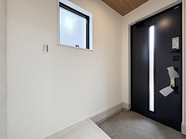 【 玄関】住まう人も来客も入った時にワクワクさせてくれるオシャレな玄関♪
気持ちの良い朝は、毎日ここからスタートしていきます♪