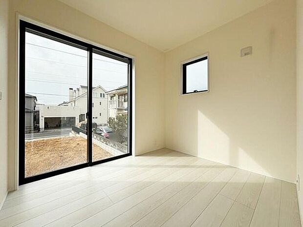 【リビング以外の居室】広々とした居住空間は日々の暮らしを彩り、心のやすらぎと満足感を与えてくれます。通風と採光を考慮した設計は子供たちはのびのび育ち、家族のくつろぎと団らんを生み出します。
