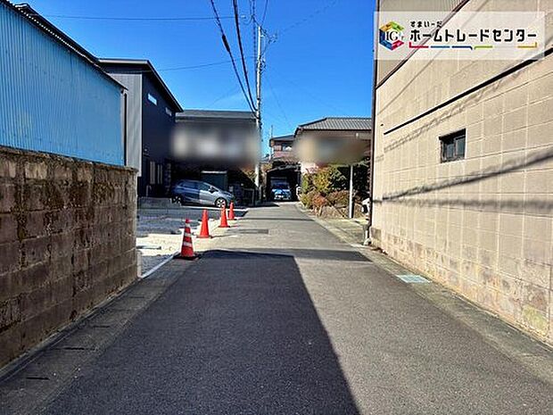 【前面道路含む現地写真】交通量が少ない住宅街なので雨の日でも車の走行音も気になりません。住人以外の車の進入も少なく、小さなお子様を持つご家庭にも安心です◎