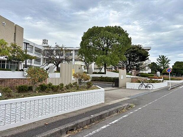 みよし市立三吉小学校（約620m）
