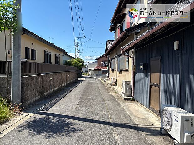 【前面道路含む現地写真】一戸建ての大きなメリットは、「自分の土地」を自由に使えること。好きなペットが飼えるほか、ガーデニングやＤＩＹ、車やバイクの手入れなど様々な趣味を楽しめます♪