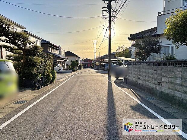 【前面道路含む現地写真】前面道路の幅員は5.9ｍ。見通しが良く駐車もゆとりをもって行えます♪