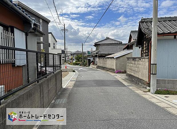 【前面道路含む現地写真】前面道路は交通量の少ない道路です。ゆとりがあり、駐車時もゆっくりと落ち着いて行える立地環境になっています♪