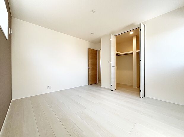 【リビング以外の居室】【３号棟】広々とした居住空間は日々の暮らしを彩り、心のやすらぎと満足感を与えてくれます。通風と採光を考慮した設計は子供たちはのびのび育ち、家族のくつろぎと団らんを生み出します。