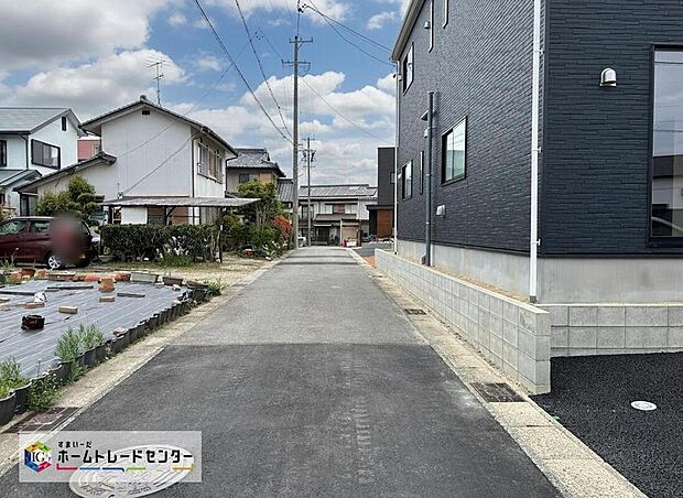 【前面道路含む現地写真】前面道路は交通量の少ない道路です。ゆとりがあり、駐車時もゆっくりと落ち着いて行える立地環境になっています♪　　