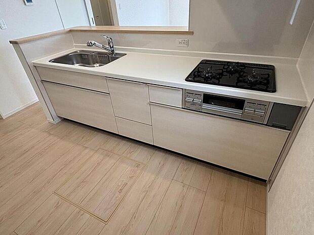 【キッチン】【２号棟】収納力豊富なシステムキッチン。大型スライド収納付きで、すっきり片付けやすいキッチンです。
床下収納もついてたっぷり収納できます♪