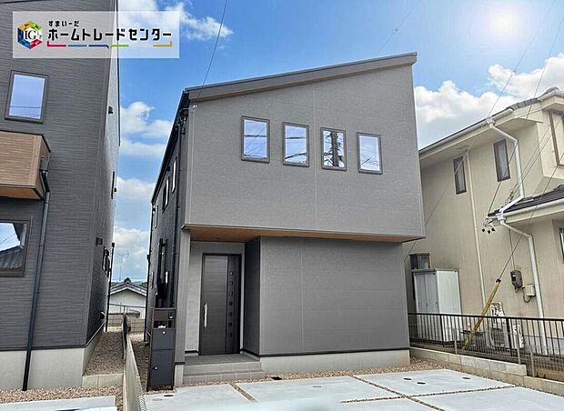 【現地外観写真】【１号棟】一戸建ての大きなメリットは、「自分の土地」を自由に使えること。好きなペットが飼えるほか、ガーデニングやＤＩＹ、車やバイクの手入れなど様々な趣味を楽しめます♪