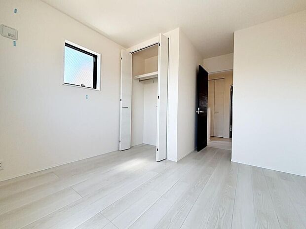 【リビング以外の居室】【１号棟】充分な広さと収納機能を備えた部屋はお子様の自発性と成長を促します。お子様の成長を支える、勉強や好きなことに没頭する学びの空間にどうぞ。