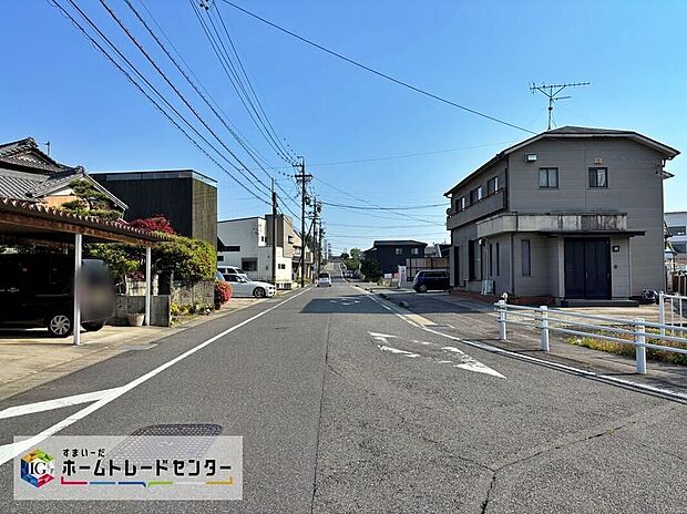 【前面道路含む現地写真】前面道路の幅員は約９．２ｍ。見通しが良く駐車もゆとりをもって行えます♪