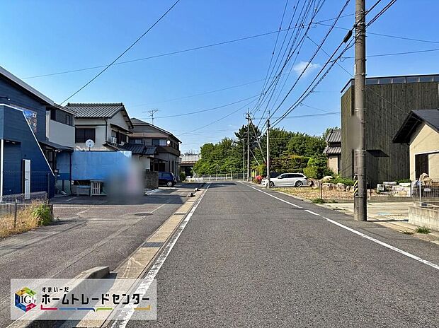 【前面道路含む現地写真】前面道路はゆとりがあり、駐車時も落ち着いて行える立地環境になっています♪　　