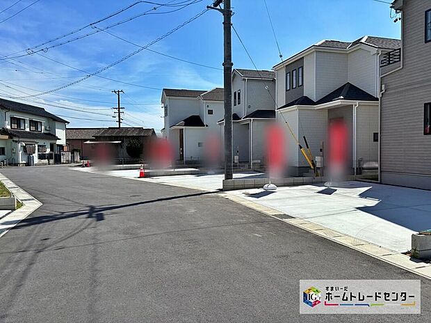 【前面道路含む現地写真】前面道路は交通量の少ない道路です。ゆとりがあり、駐車時もゆっくりと落ち着いて行える立地環境になっています♪