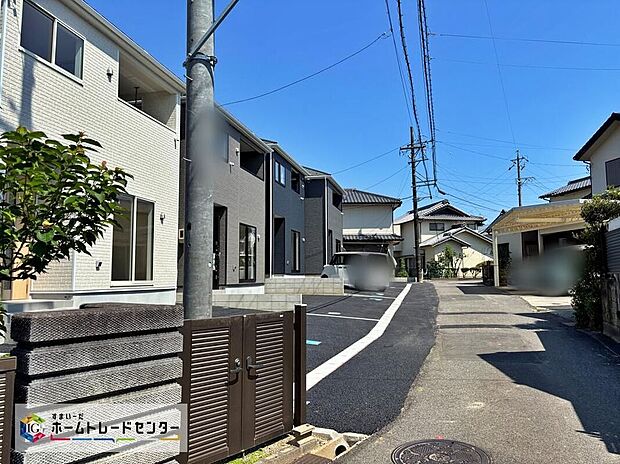 【前面道路含む現地写真】前面道路は交通量の少ない道路です。ゆとりがあり、駐車時もゆっくりと落ち着いて行える立地環境になっています♪　　